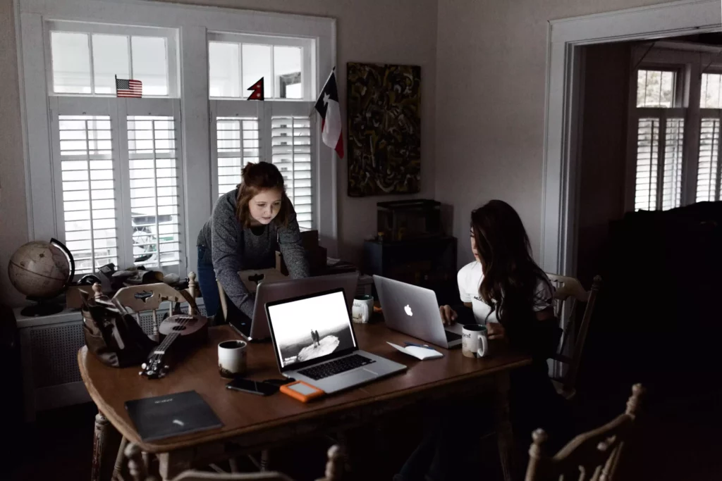 Image de deux femmes faisant du télétravail chez elles car elles sont entrepreneures.