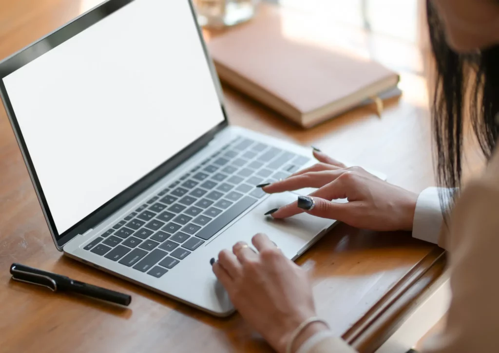 Une jeune femme entrepreneur sur son pc portable en train de travailler.