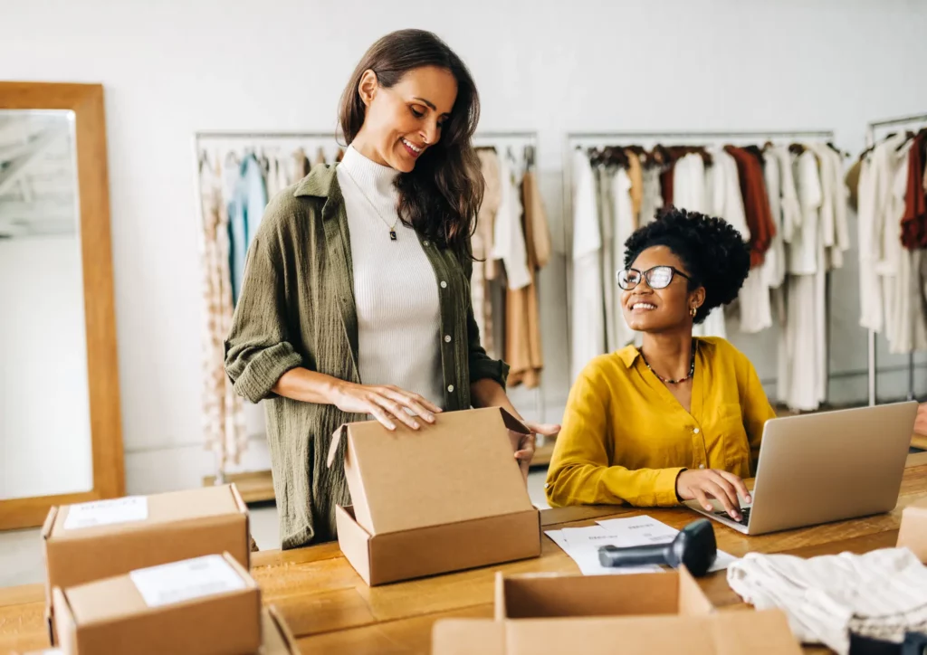 Deux femmes associés et entrepreneures expédient leurs commandes pour leurs clients.