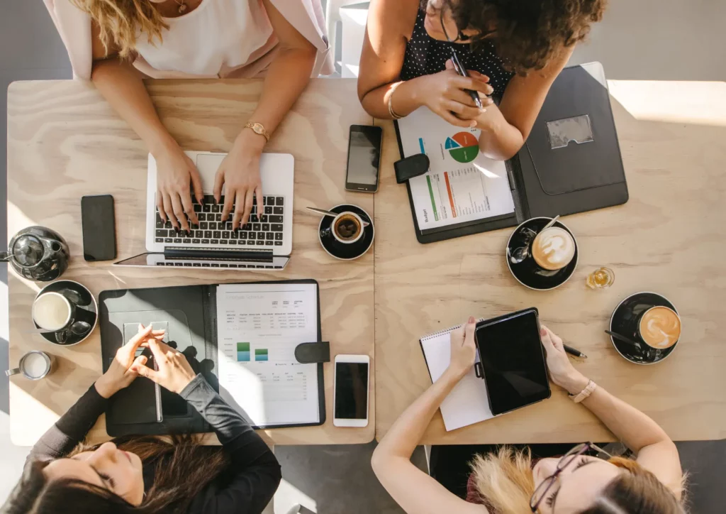 Un groupe de femmes travaillant sur un projet social et sociétal.