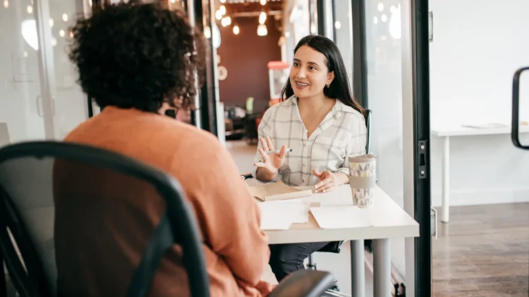 Une recruteuse faisant passer un entretien d'embauche à un possible "talent" pour son entreprise.