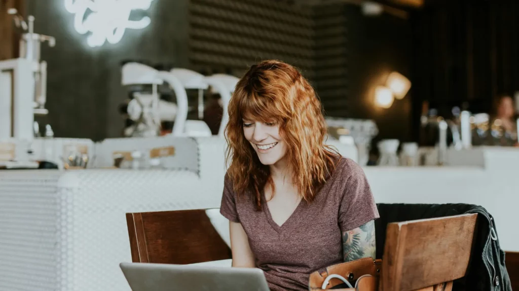 Une femme travaillant dans de bonnes condition de travail. Son entreprise décide de favoriser son bien-être au travail.