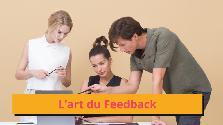 Deux personnes debout faisant un feedback à leur salarié devant l'ordinateur.