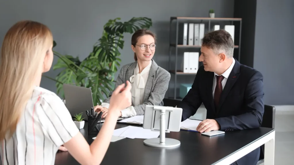 Un groupe d'entrepreneurs travaillant ensemble autour d'une table et faisant partie du réseau Unissons.