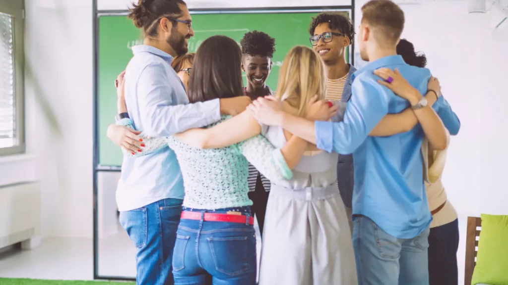 Un groupe de salariés d'une entreprise favorise la cohésion avec les personnes atypiques du groupe.